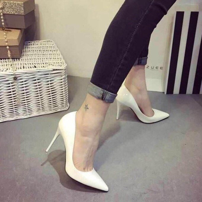 Ladies Elegant High Gloss Pumps with Slim Silhouette and Comfortable Lining