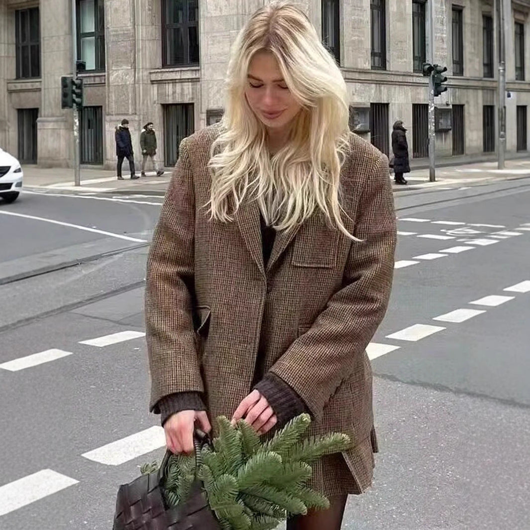 Women's elegant checked blazer with modern cut and practical pockets