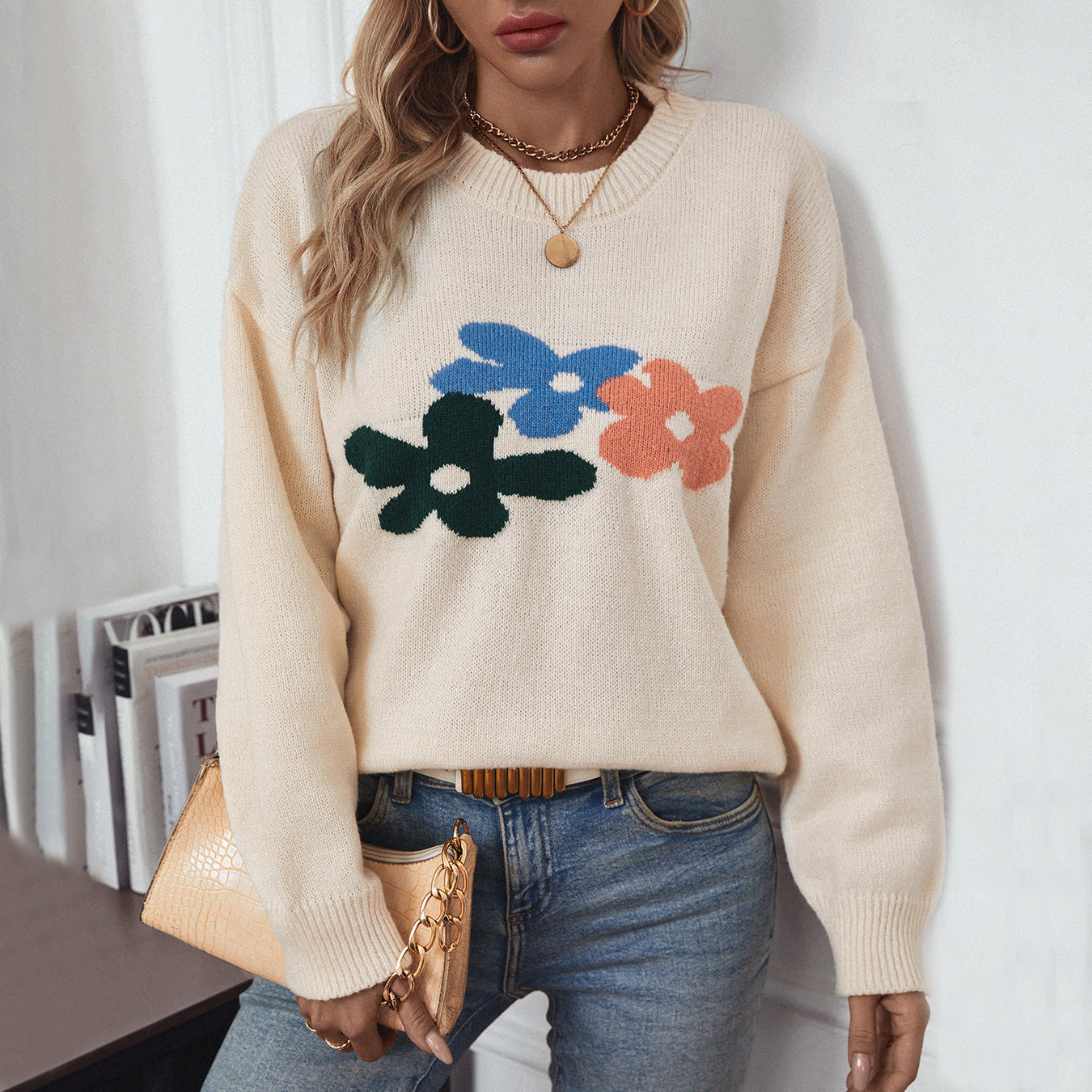 Ladies casual pullover with floral patterns and round neck