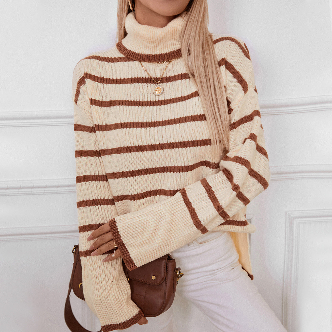 Women's fashionable turtleneck pullover with wide stripes and casual fit