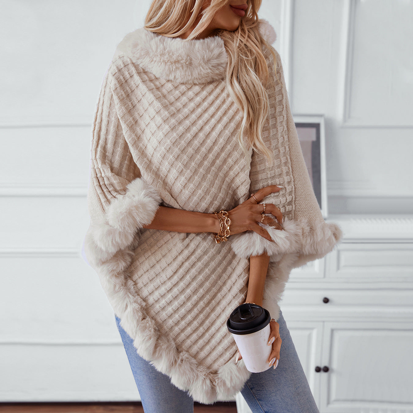 Women's cozy knitted blanket with luxurious faux fur trim