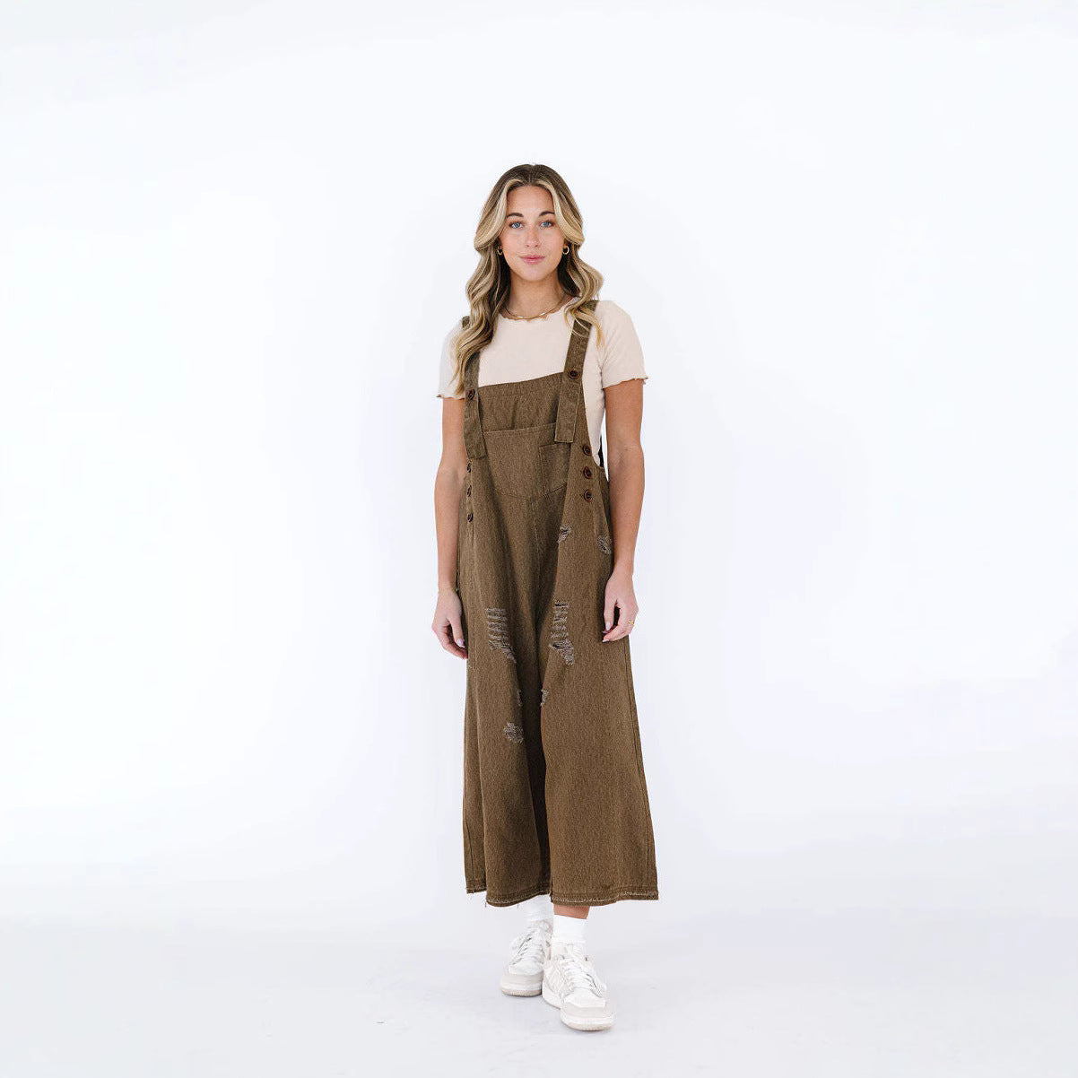 Women's dungarees with fashionable destroyed details and wide cut