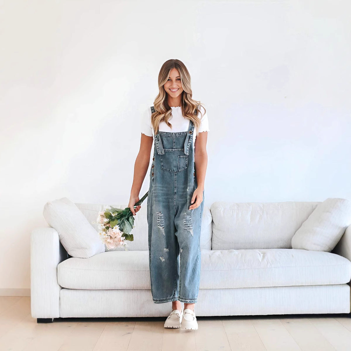 Women's dungarees with fashionable destroyed details and wide cut