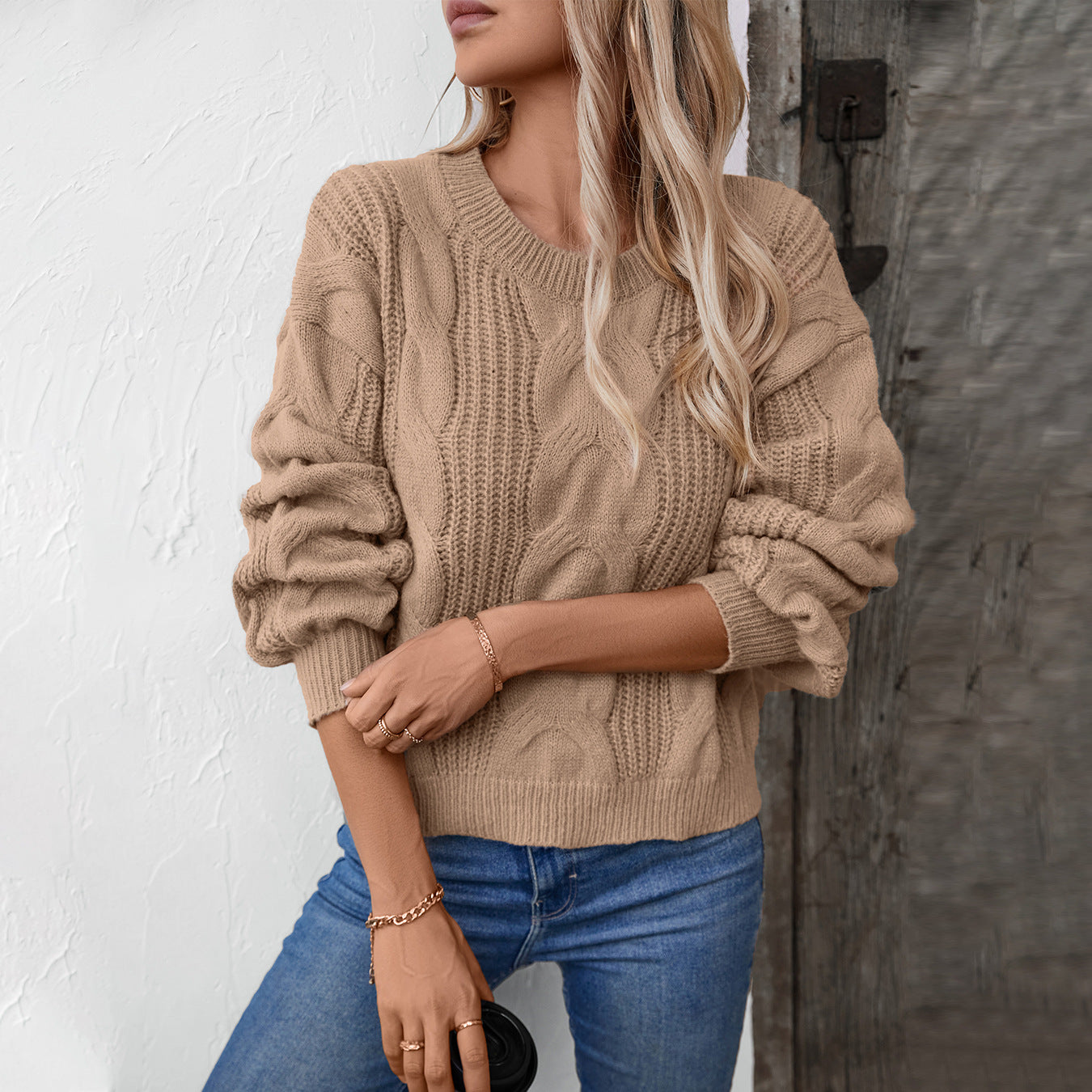 Women's chunky knit pullover with voluminous sleeves and cable pattern