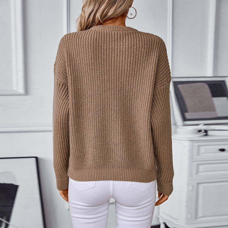 Women's fashionable knitted pullover with structured patterns and round neckline