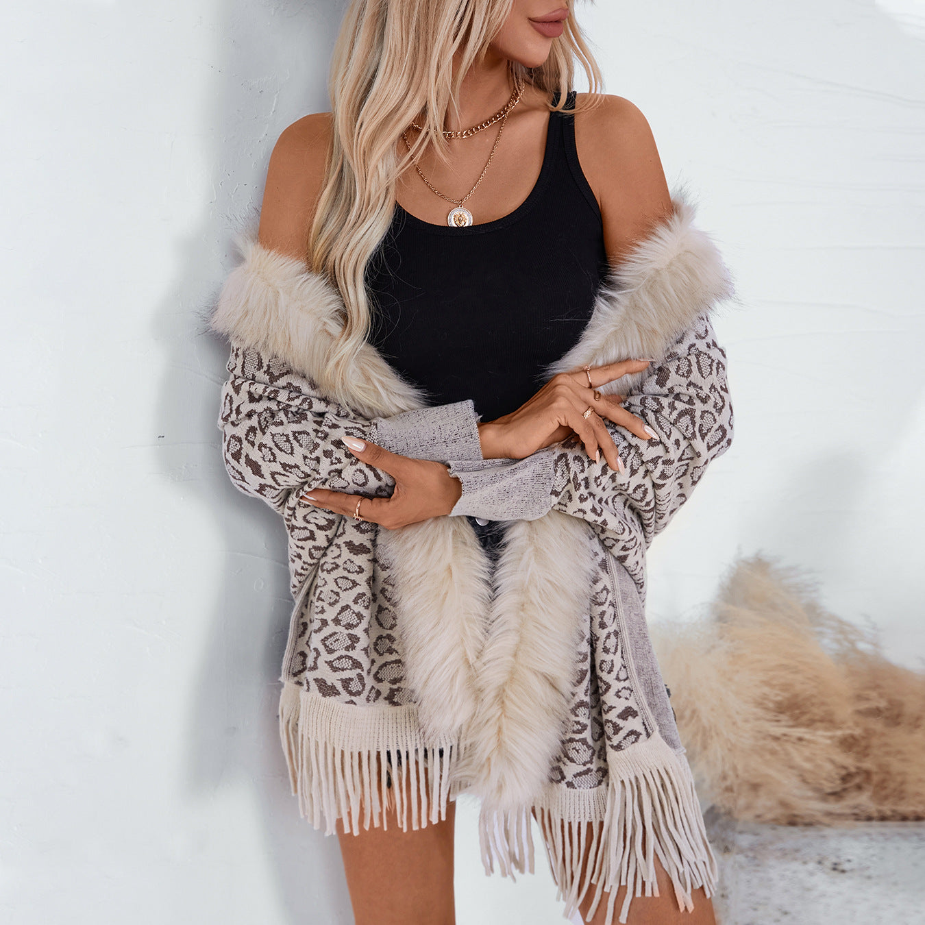 Ladies elegant knitted poncho with luxurious faux fur collar and fringed hem
