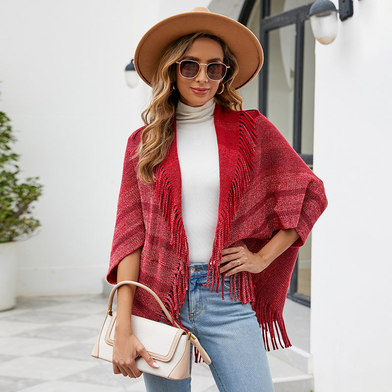 Women’s fashionable knitted poncho with casual fringe design and elegant structure