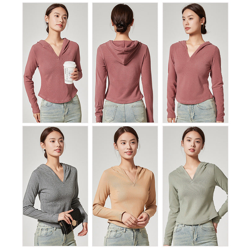 Women's hooded top with moisture-regulating technology and fashionable cut