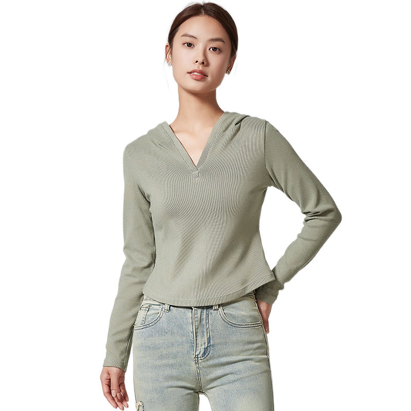 Women's hooded top with moisture-regulating technology and fashionable cut