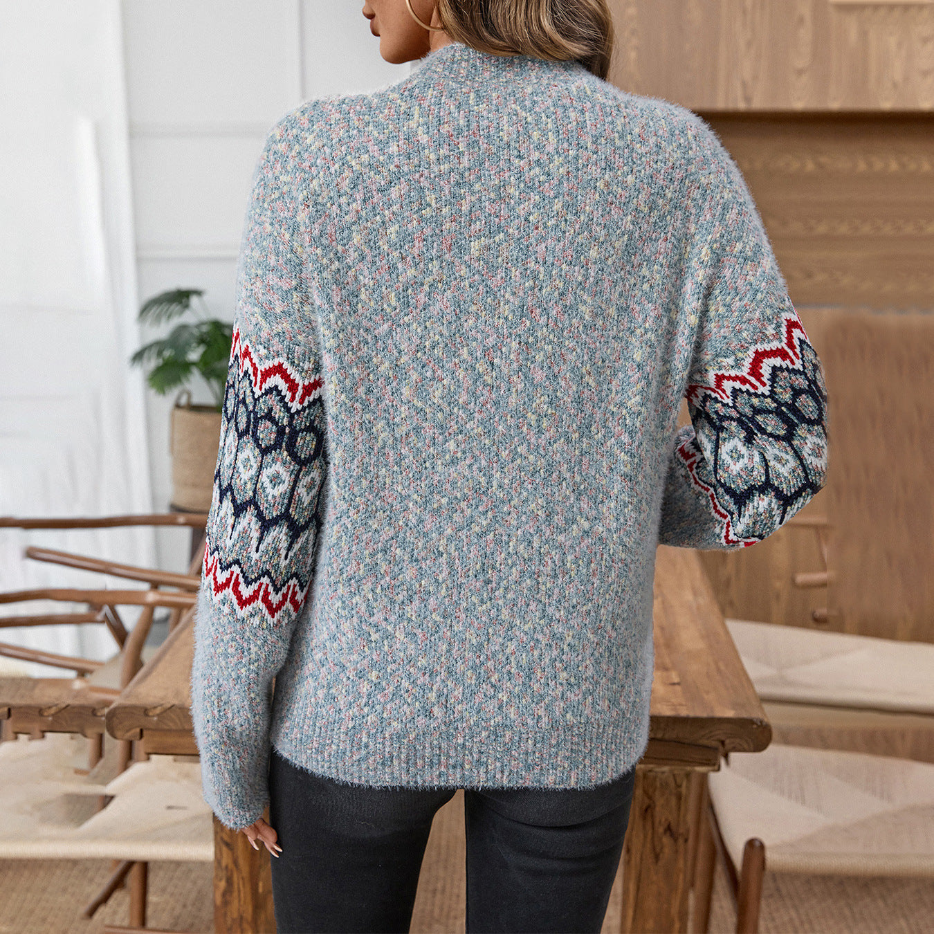 Women's knitted pullover with geometric pattern and loose fit
