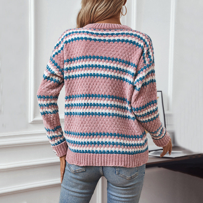 Women's knitted pullover with textured pattern mix and comfortable round neckline