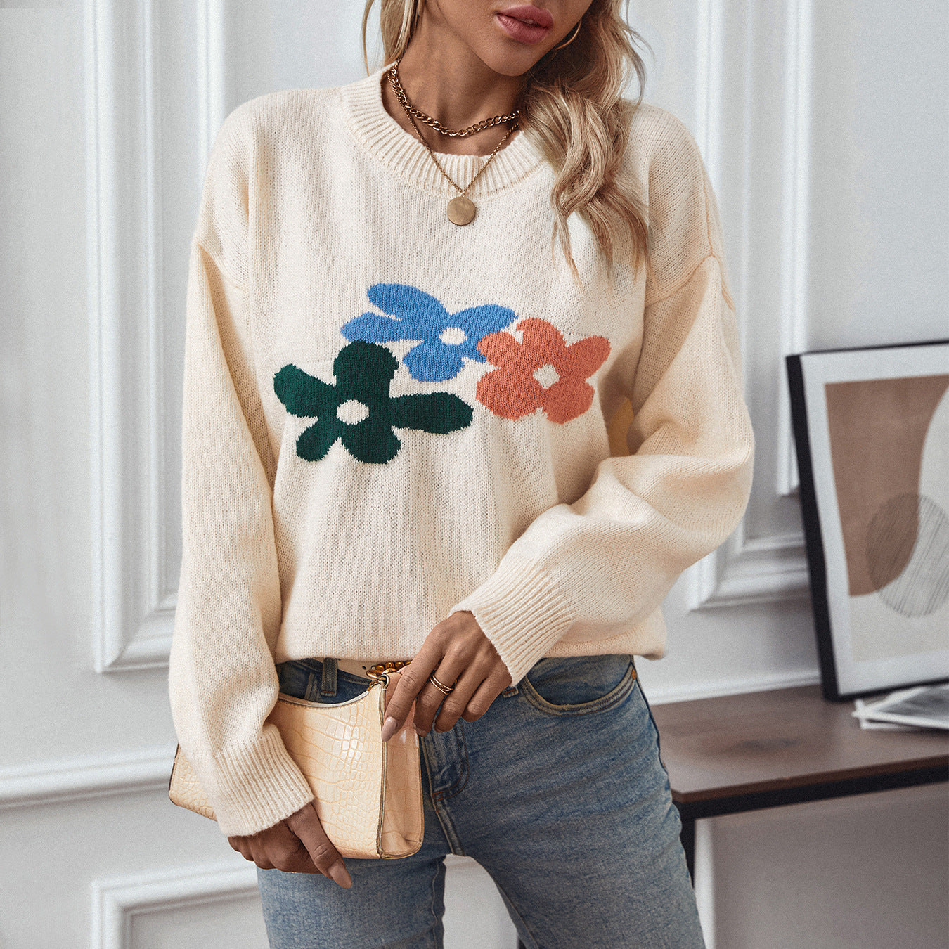 Ladies casual pullover with floral patterns and round neck