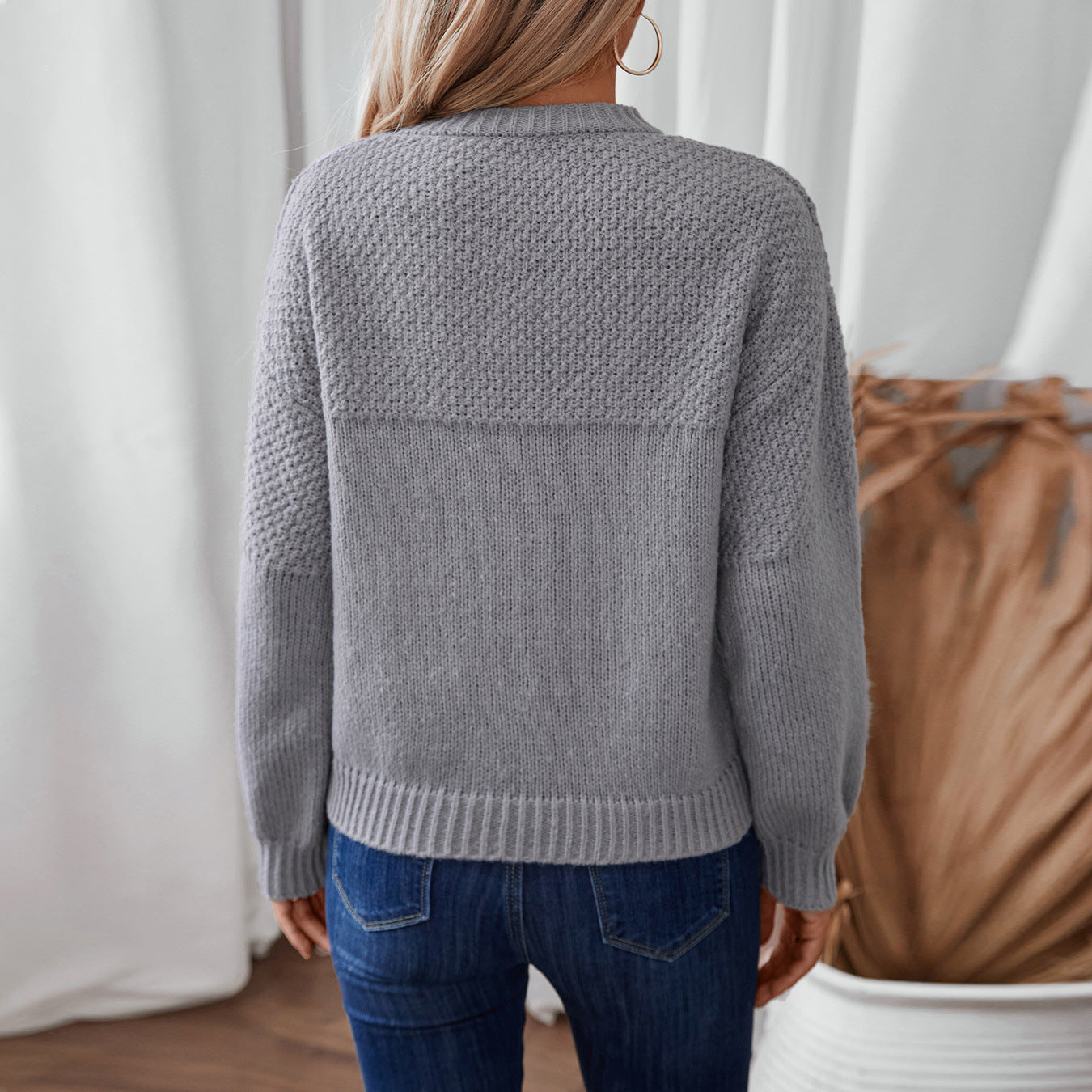 Ladies fashionable knitted pullover with textured design and casual fit