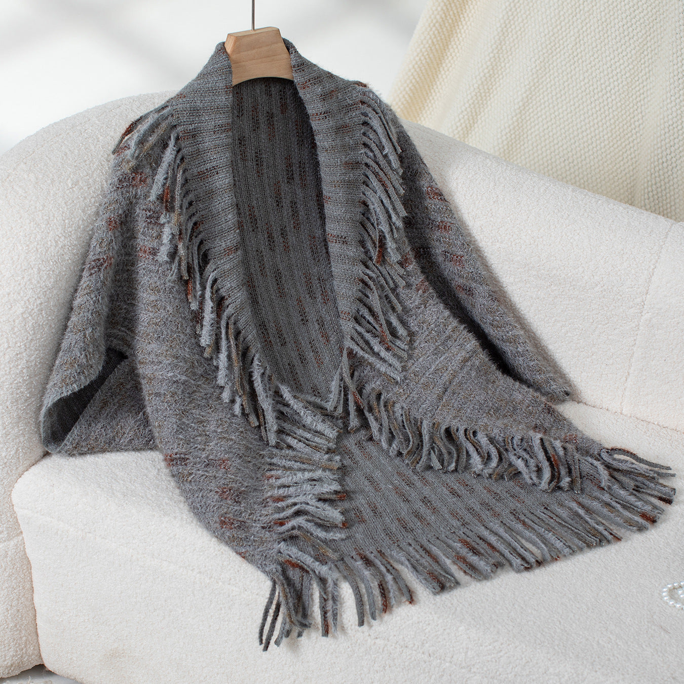 Women's elegant poncho with fringed details and modern check pattern