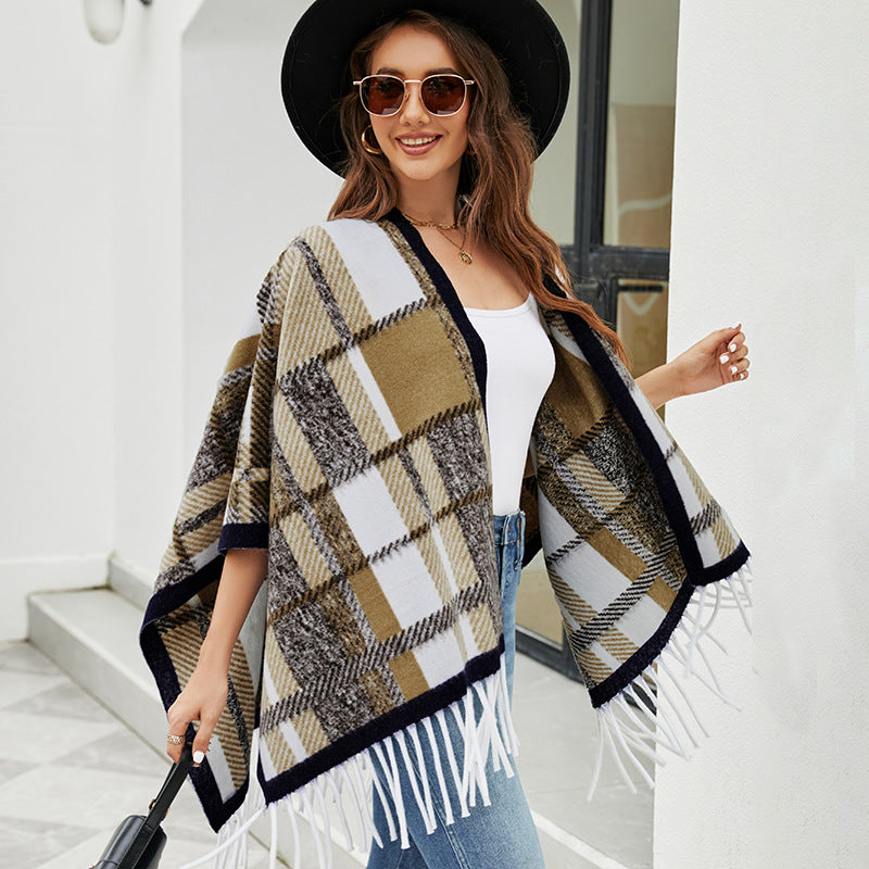 Women's elegant poncho with modern check pattern and fringes