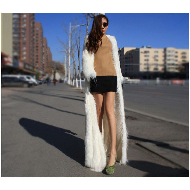 Women Elegant Long Coat made of Fluffy Faux Fur