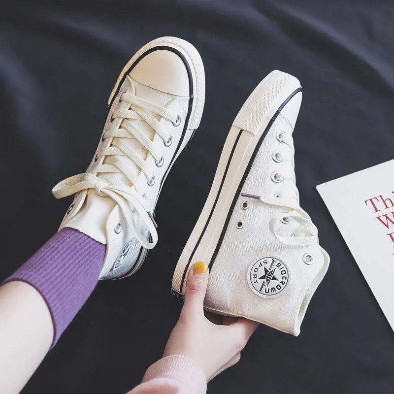 Women High Format Sneakers made of lightweight and breathable canvas with classic design