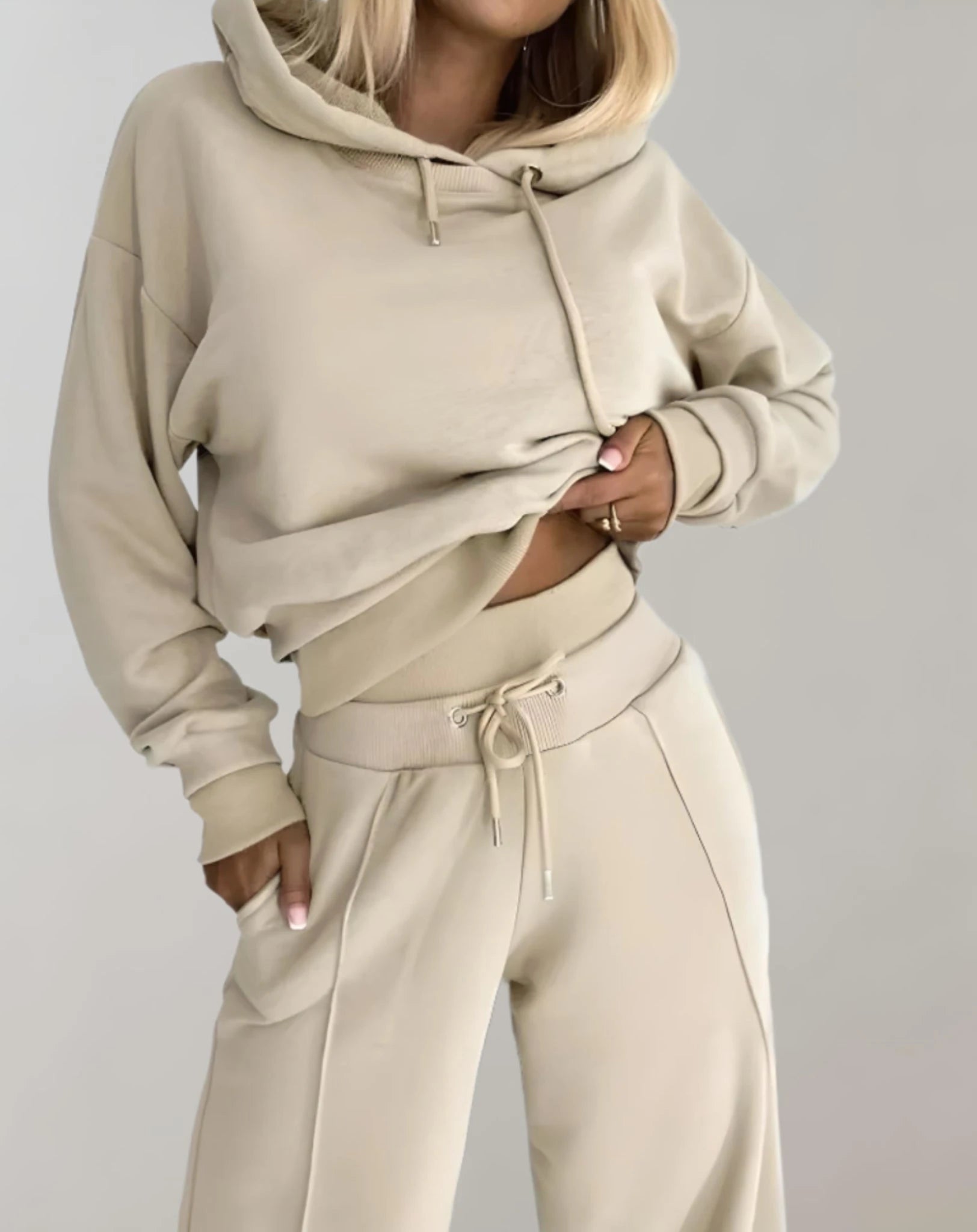 Lysse | Delige Set of a two-tone hoodie and wide-leg pants