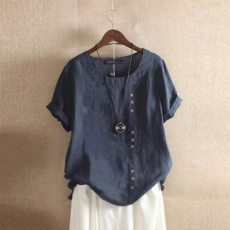 Blouse made of high-quality cotton with beautiful button closure