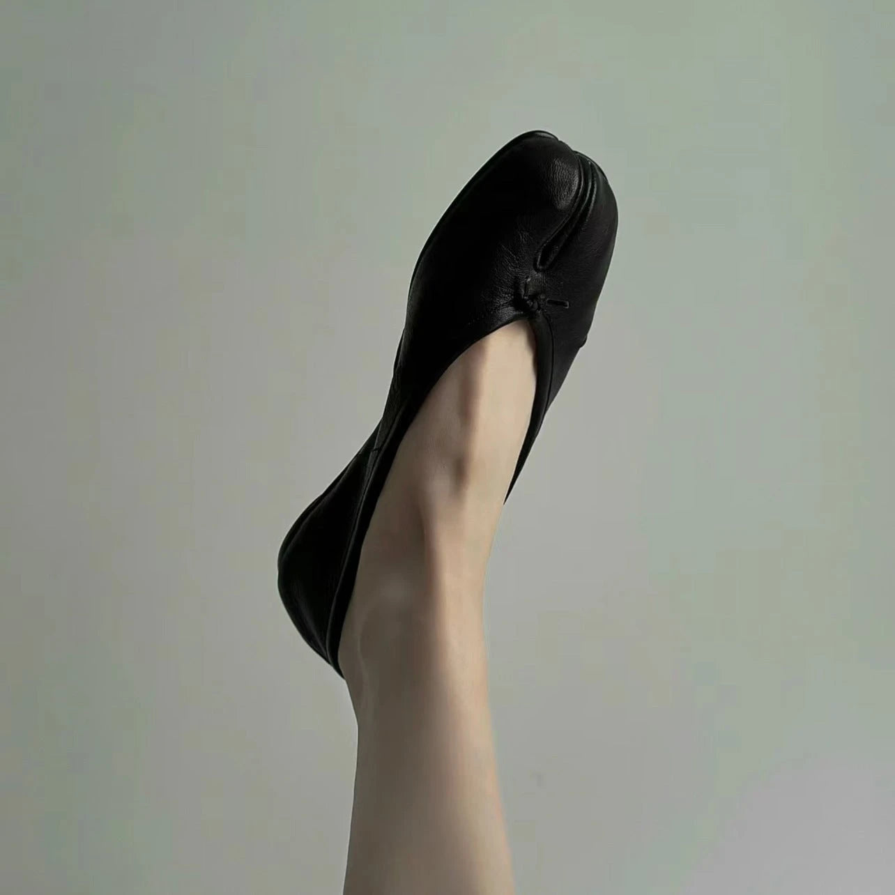 Women's contemporary split-toe ballerinas