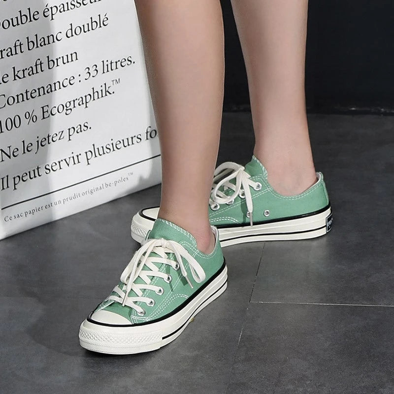 Women's canvas sneakers in classic retro style with comfortable rubber sole and quick-drying upper material