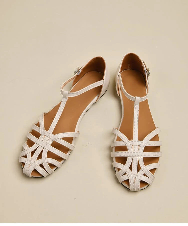 Women's elegant flat sandals with adjustable strap and fashionable cut