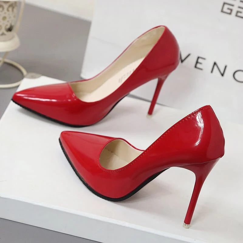 Ladies Elegant High Gloss Pumps with Slim Silhouette and Comfortable Inner Lining