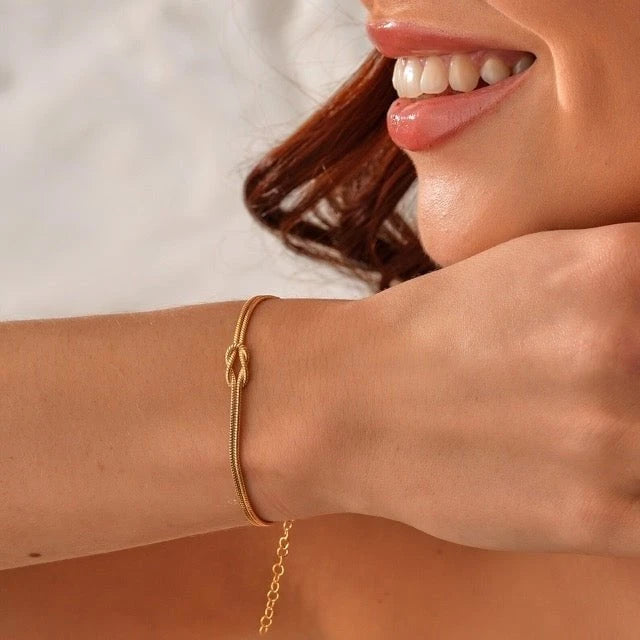 Minimalistic Bangle Love Knot