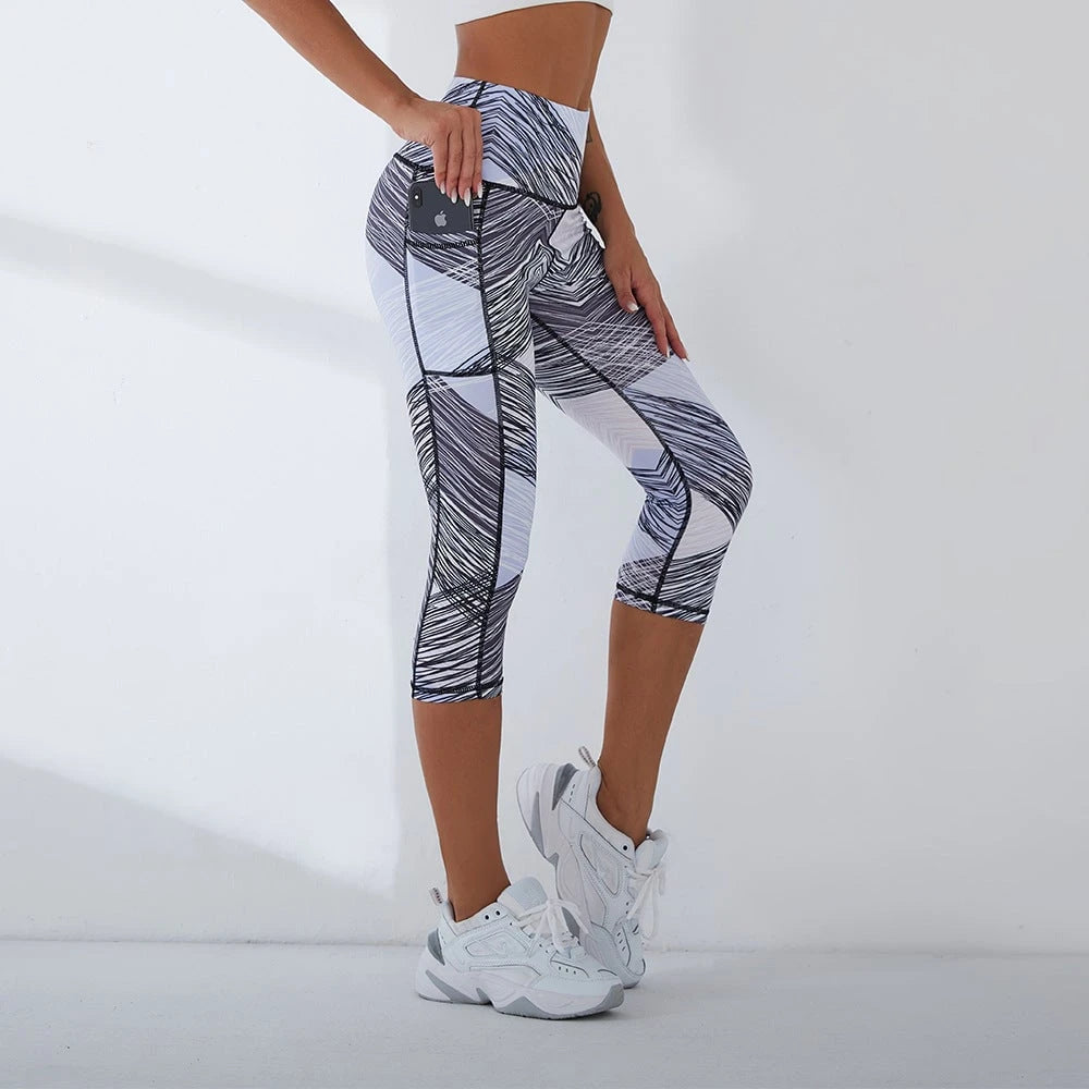 Women's sports leggings with side pockets and breathable structure