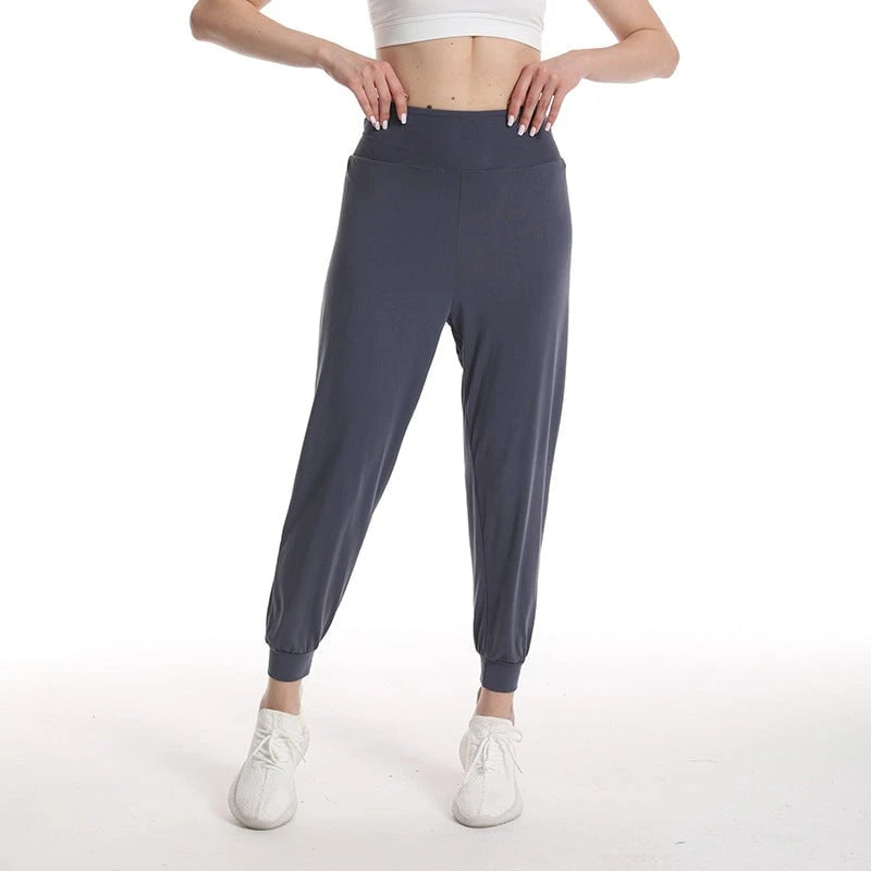 Women's relaxed sport pants with high waistband and elastic cuffs