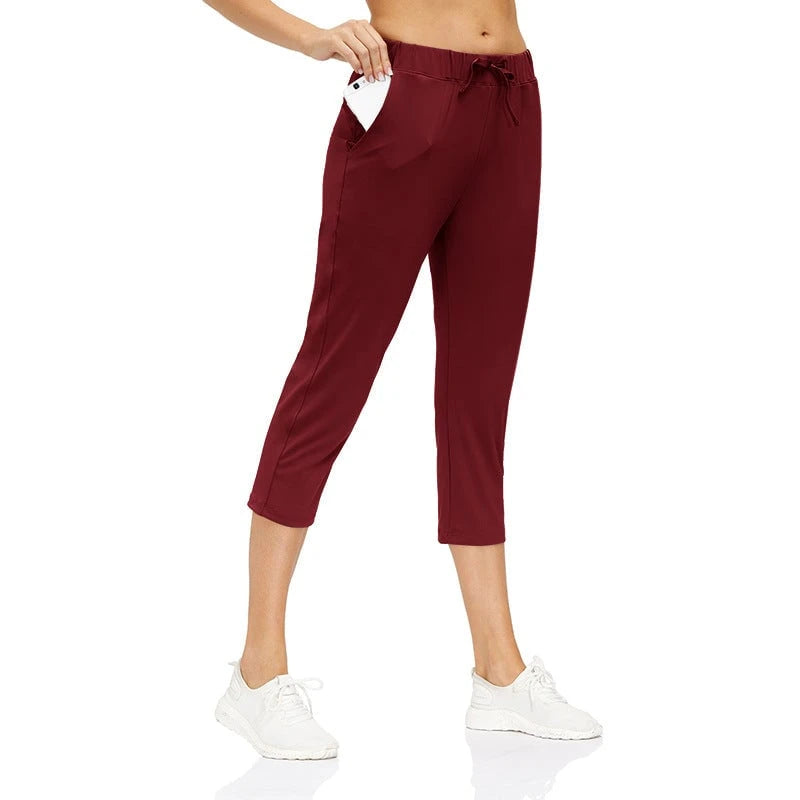 Women's sporty 3/4 pants with elastic waistband and practical side pockets