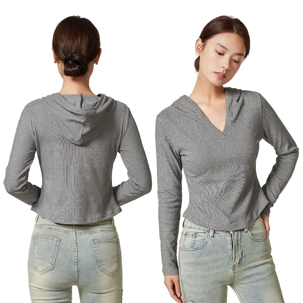 Women's hooded top with moisture-regulating technology and fashionable cut