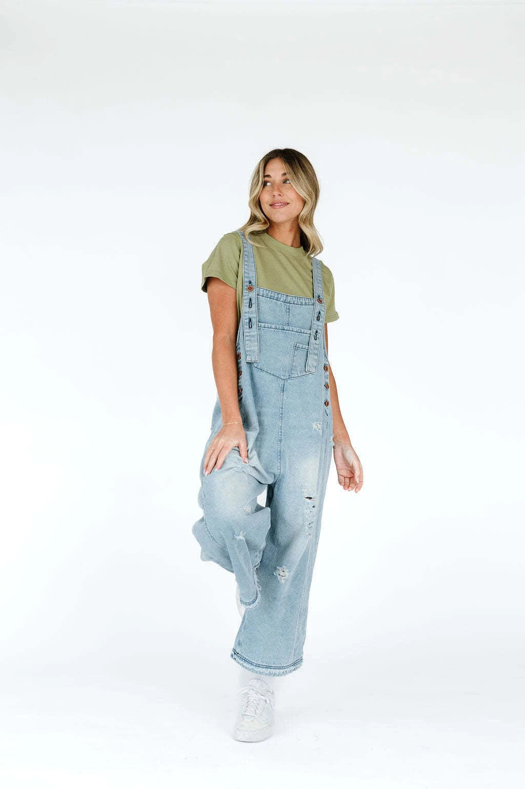 Women's dungarees with fashionable destroyed details and wide cut
