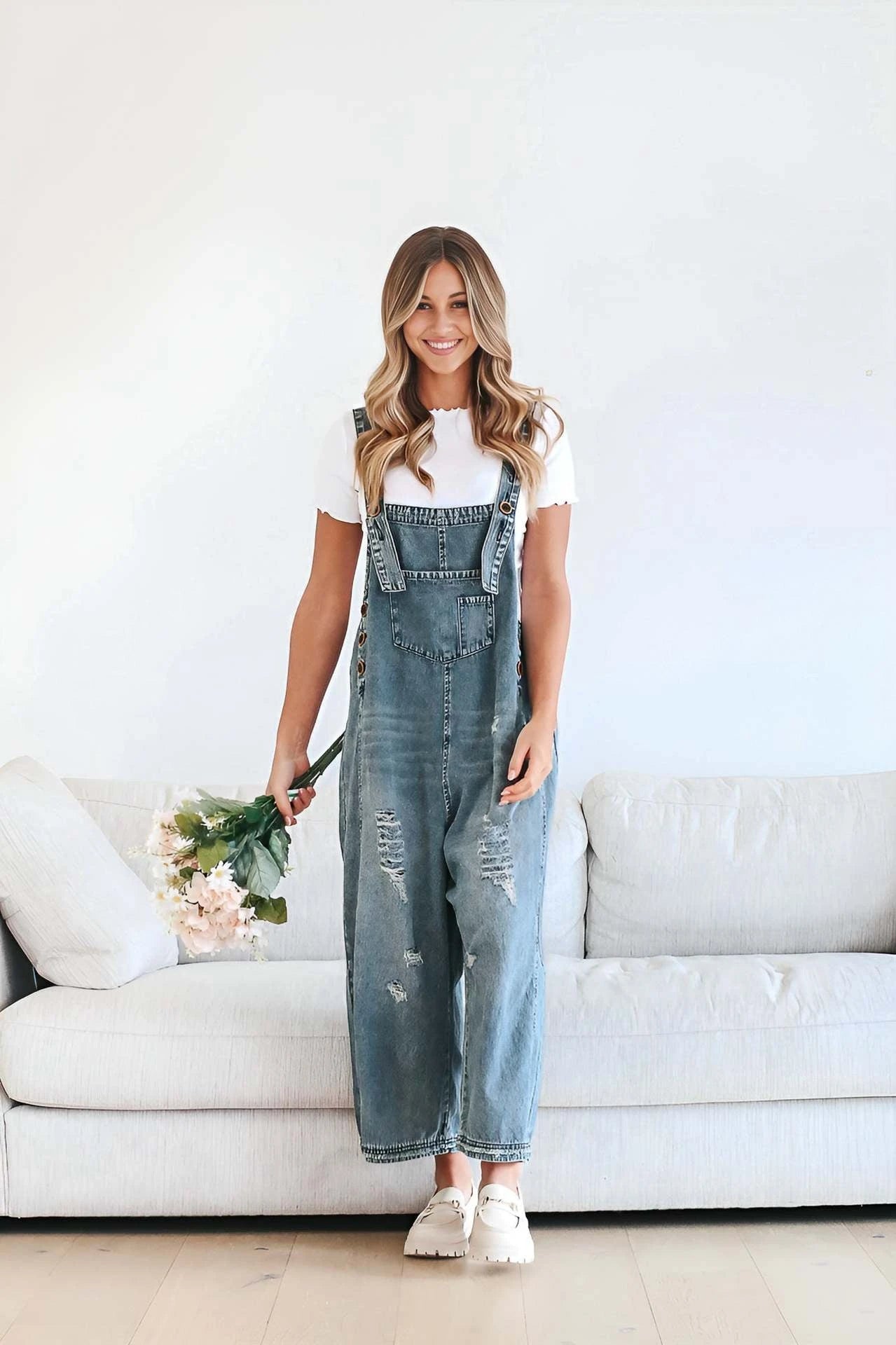 Women's dungarees with fashionable destroyed details and wide cut
