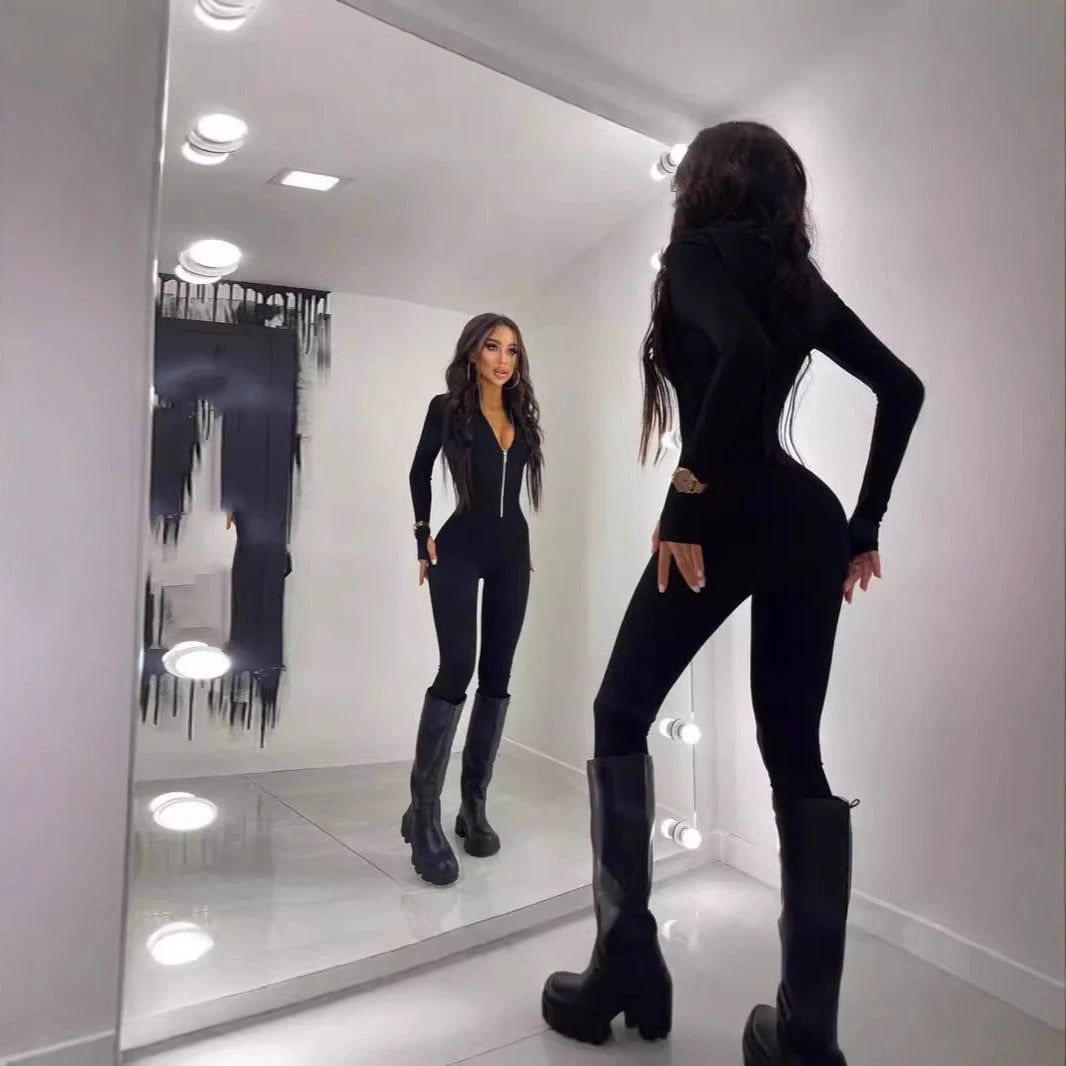 Ladies sporty jumpsuit with zipper and fitted cut