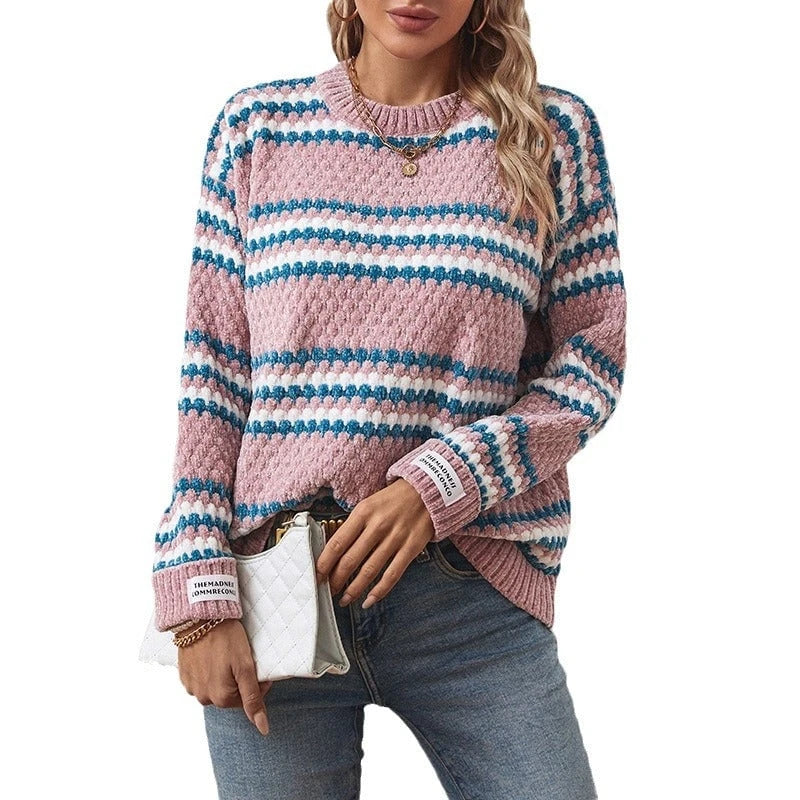 Women's knitted pullover with textured pattern mix and comfortable round neckline