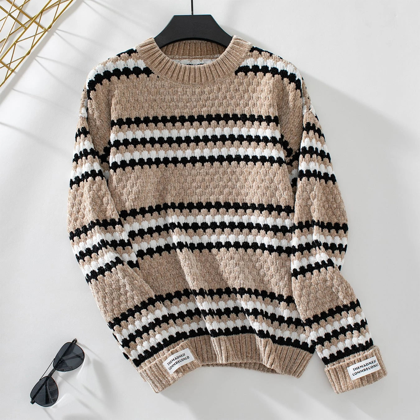 Women's knitted pullover with textured pattern mix and comfortable round neckline