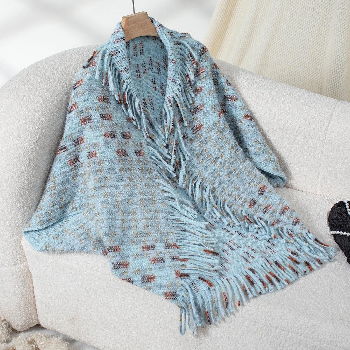 Women's elegant poncho with fringed details and modern check pattern