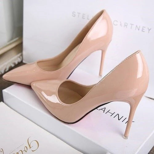 Ladies Elegant High Gloss Pumps with Slim Silhouette and Comfortable Lining