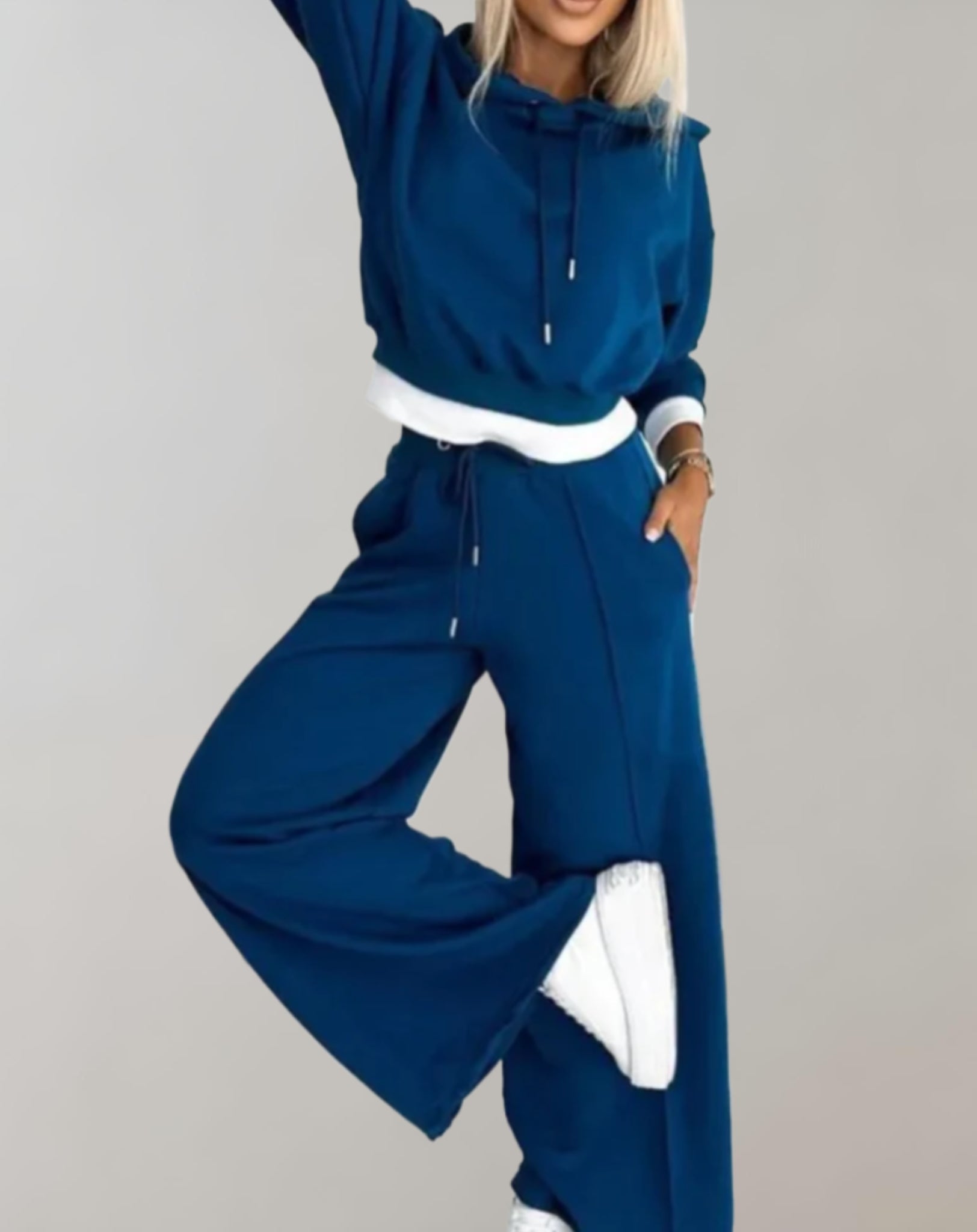 Lysse | Delige Set of a two-tone hoodie and wide-leg pants