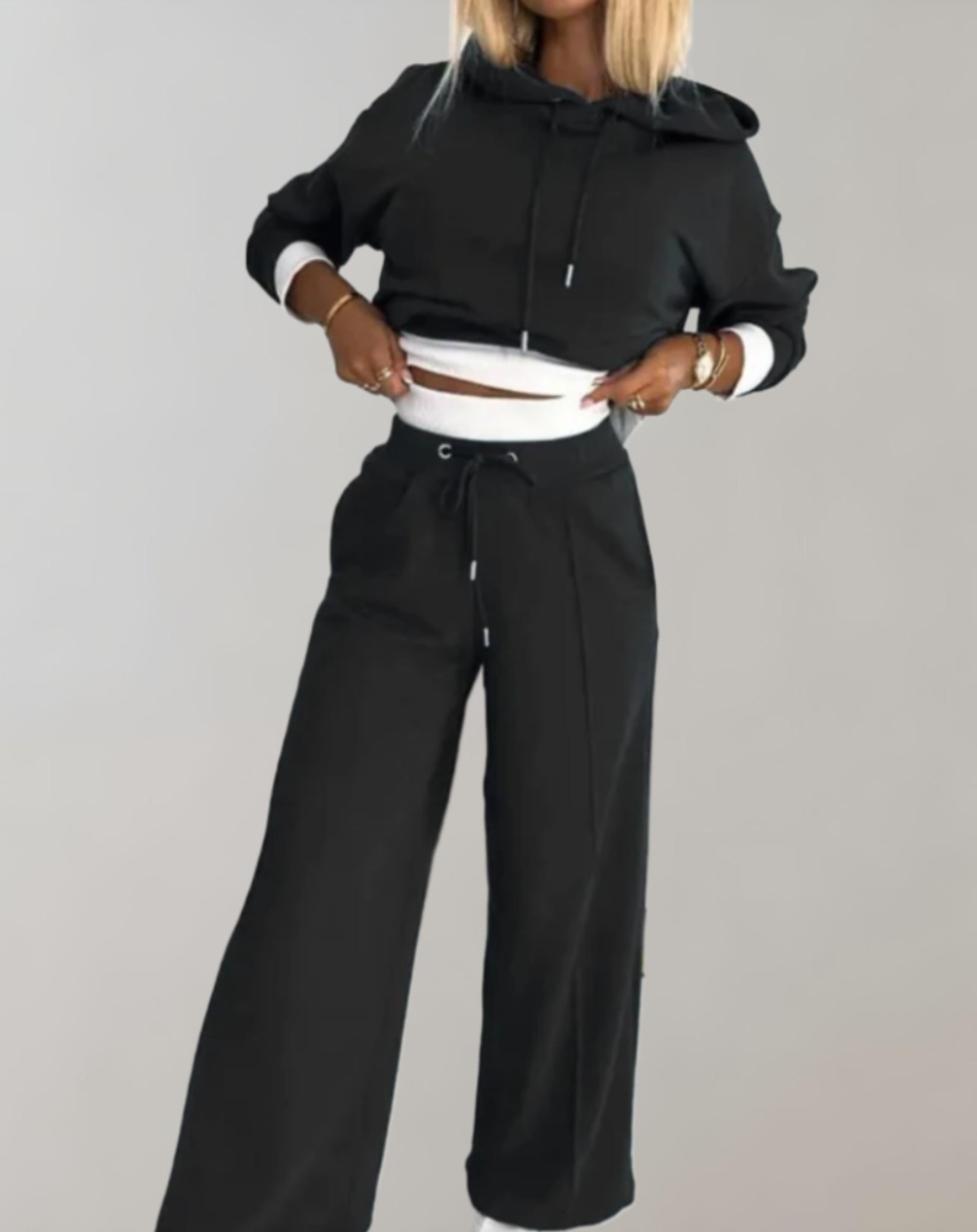 Lysse | Delige Set of a two-tone hoodie and wide-leg pants