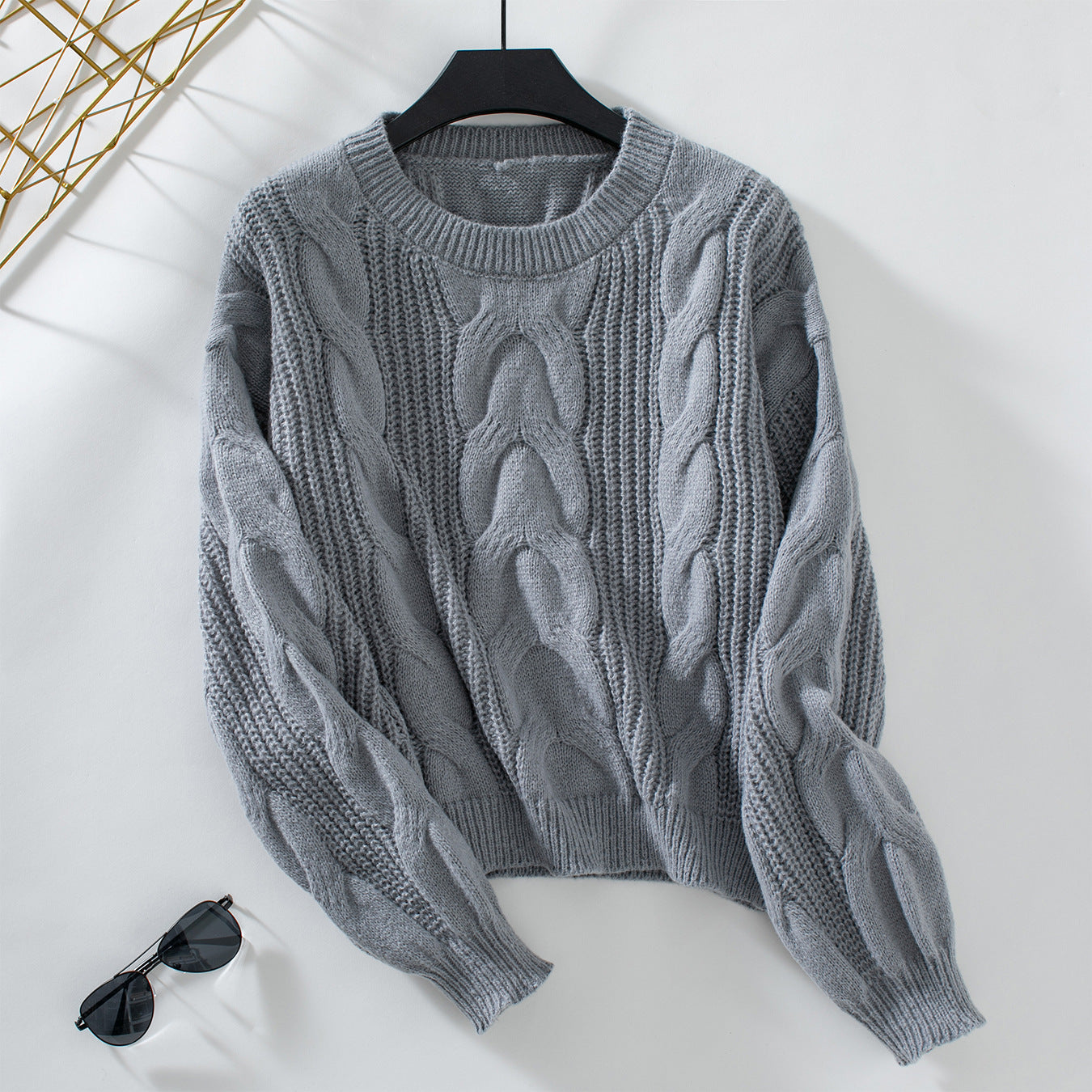 Women's chunky knit pullover with voluminous sleeves and cable pattern