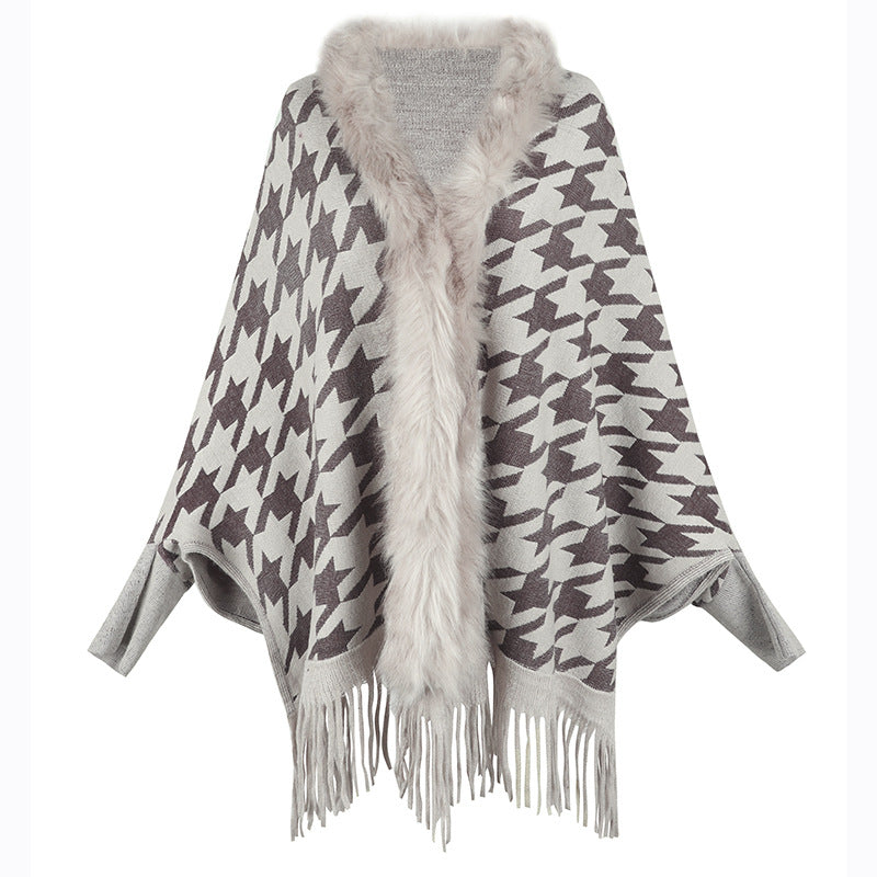 Ladies stylish poncho with exclusive fur trim and modern star pattern