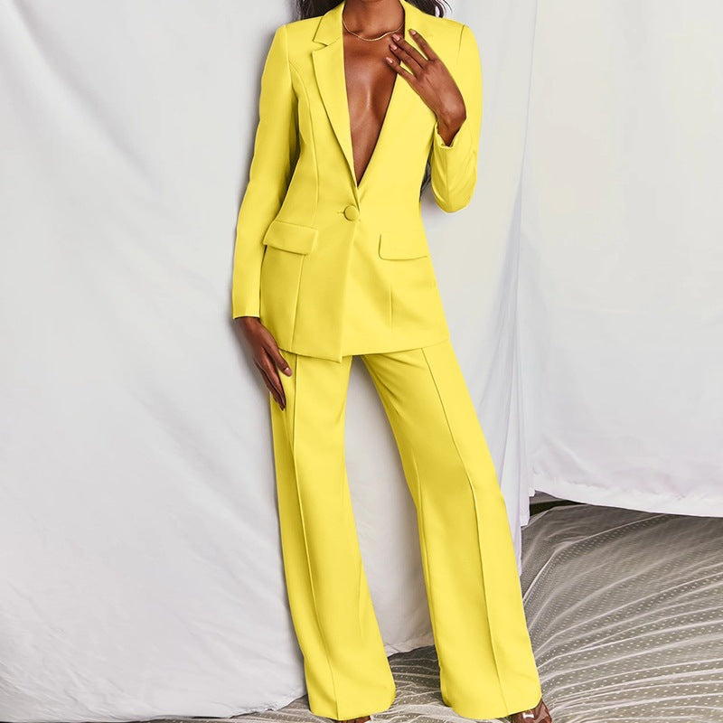 Ladies Elegant Suit with Oversized Fit and Fashionable Accents