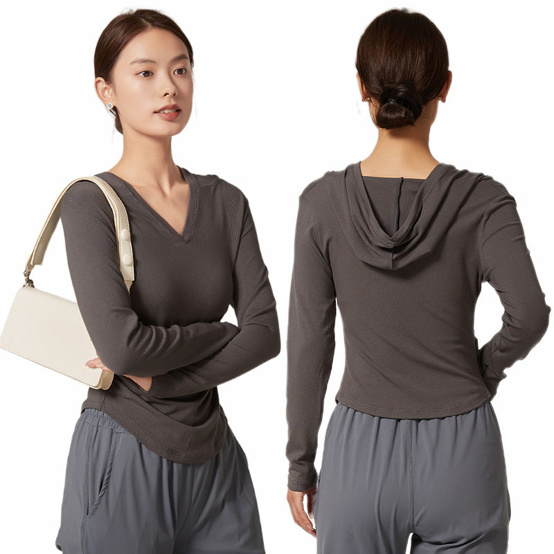 Women's athletic top with hood and breathable technology