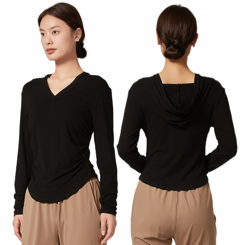 Women's athletic top with hood and breathable technology