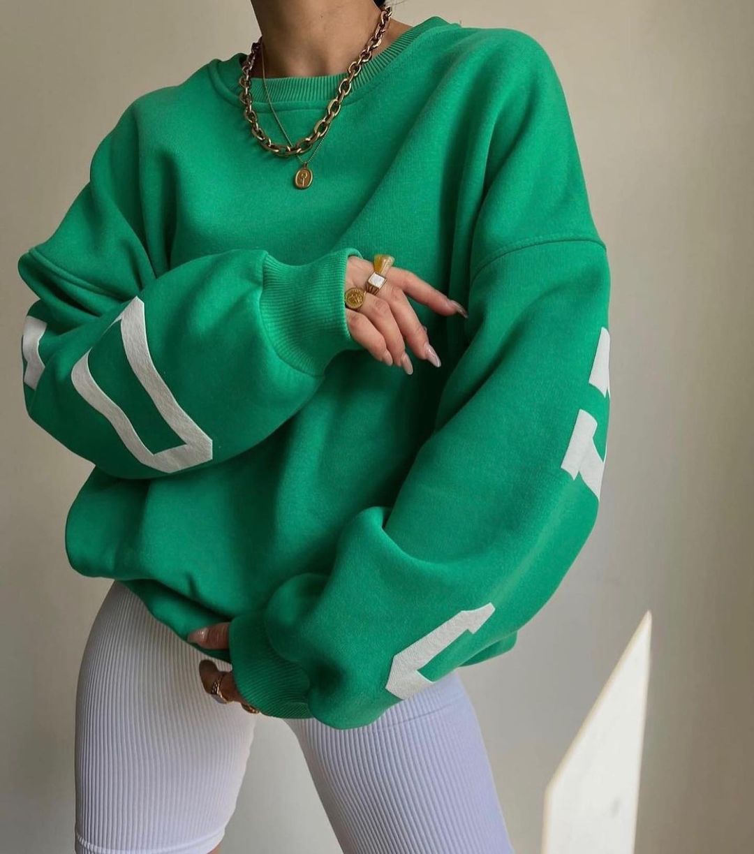 Women's casual oversized sweater with contrasting sleeves
