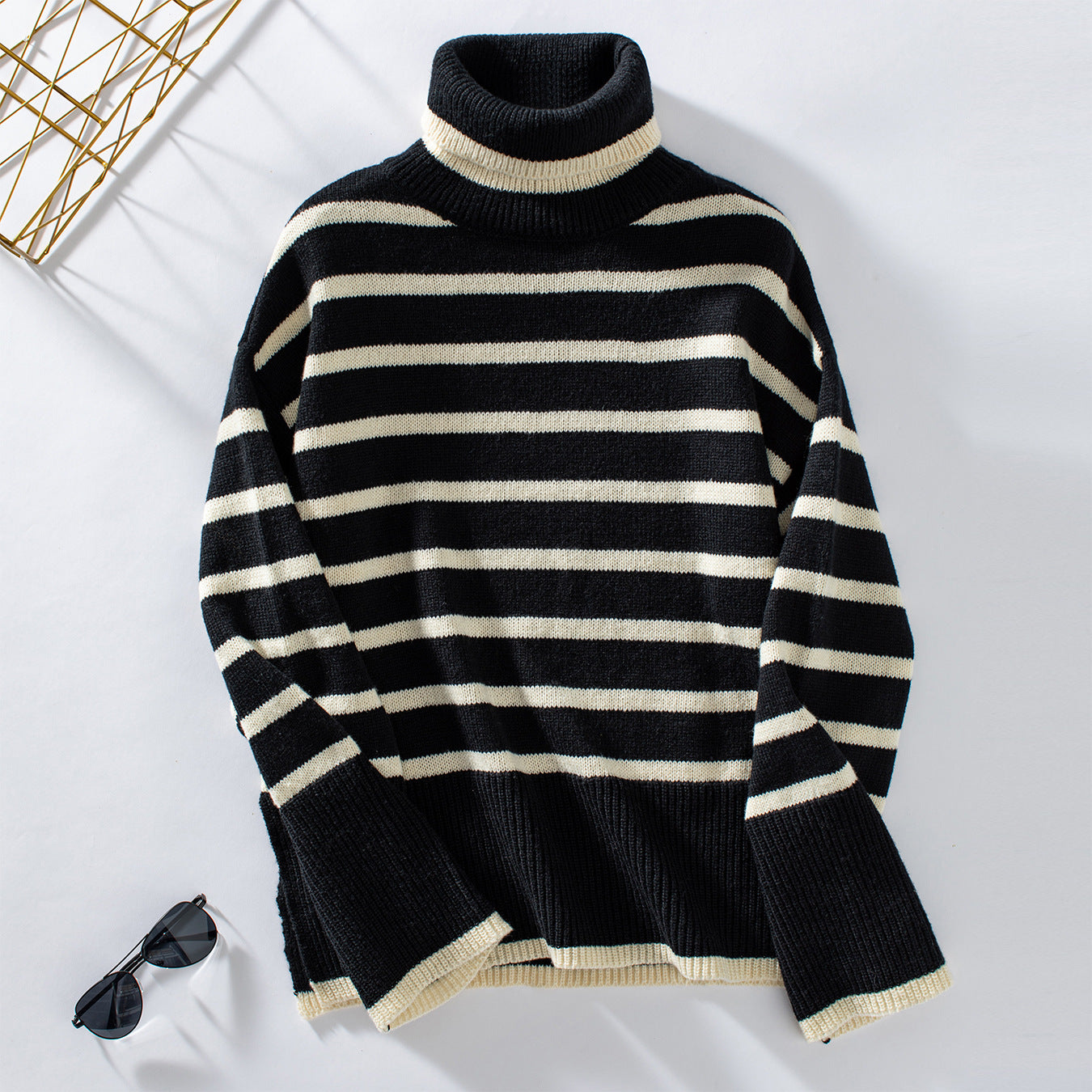 Women's fashionable turtleneck pullover with wide stripes and casual fit