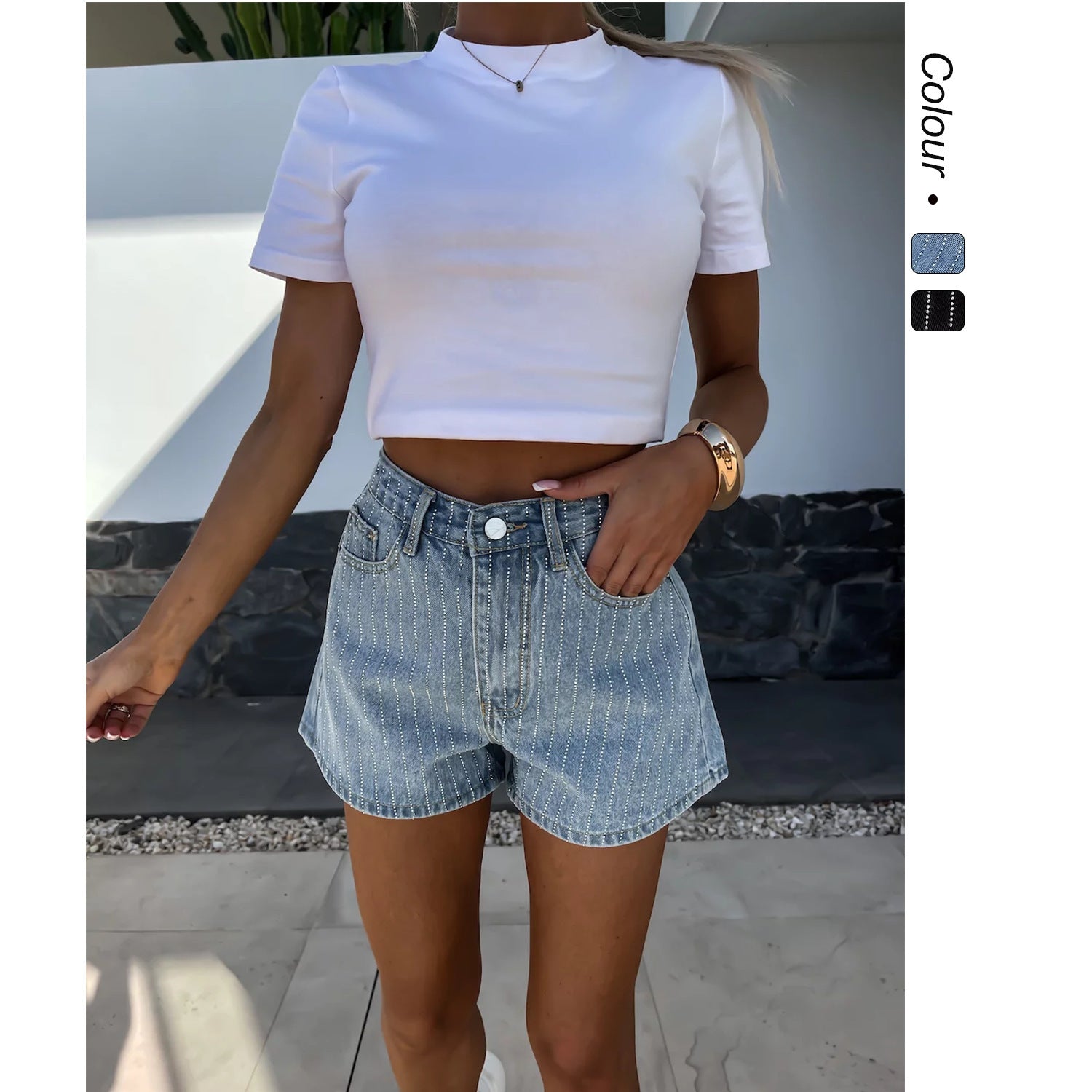 Ladies denim shorts with classic cut and fine pinstripes