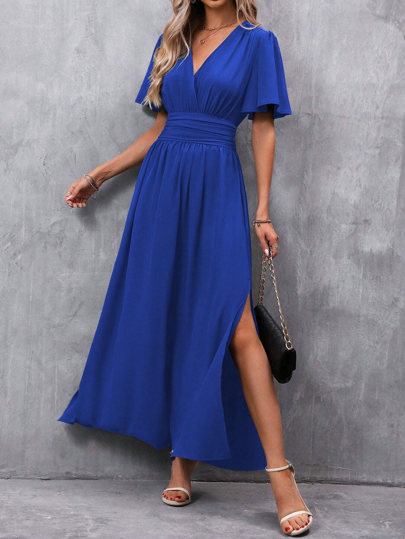 Women's maxi dress with flowing cut and elegant sleeves